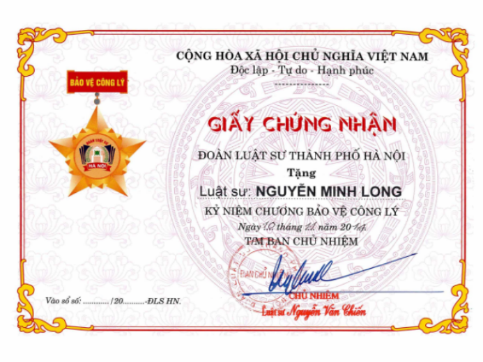 Lawyer Nguyen Minh Long is awarded a medal for lawyer 